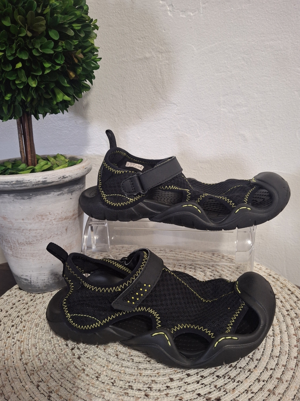 Kid's Crocs Swiftwater Mesh Deck Black Sandals Size 4.